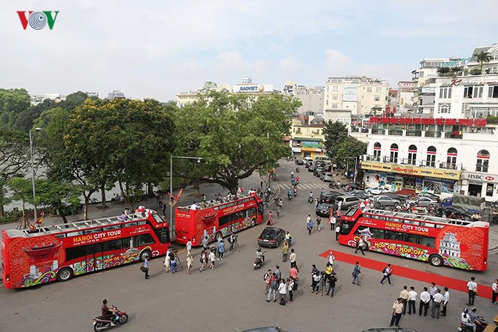 Xe buýt 2 tầng đầu tiên của Hà Nội được đưa vào sử dụng